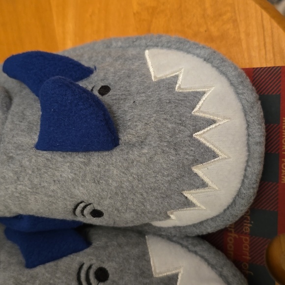 DEARFOAMS BRAND BOYS GRAY AND BLUE SHARK SLIPPERS SIZE 4/5 - Picture 4 of 14
